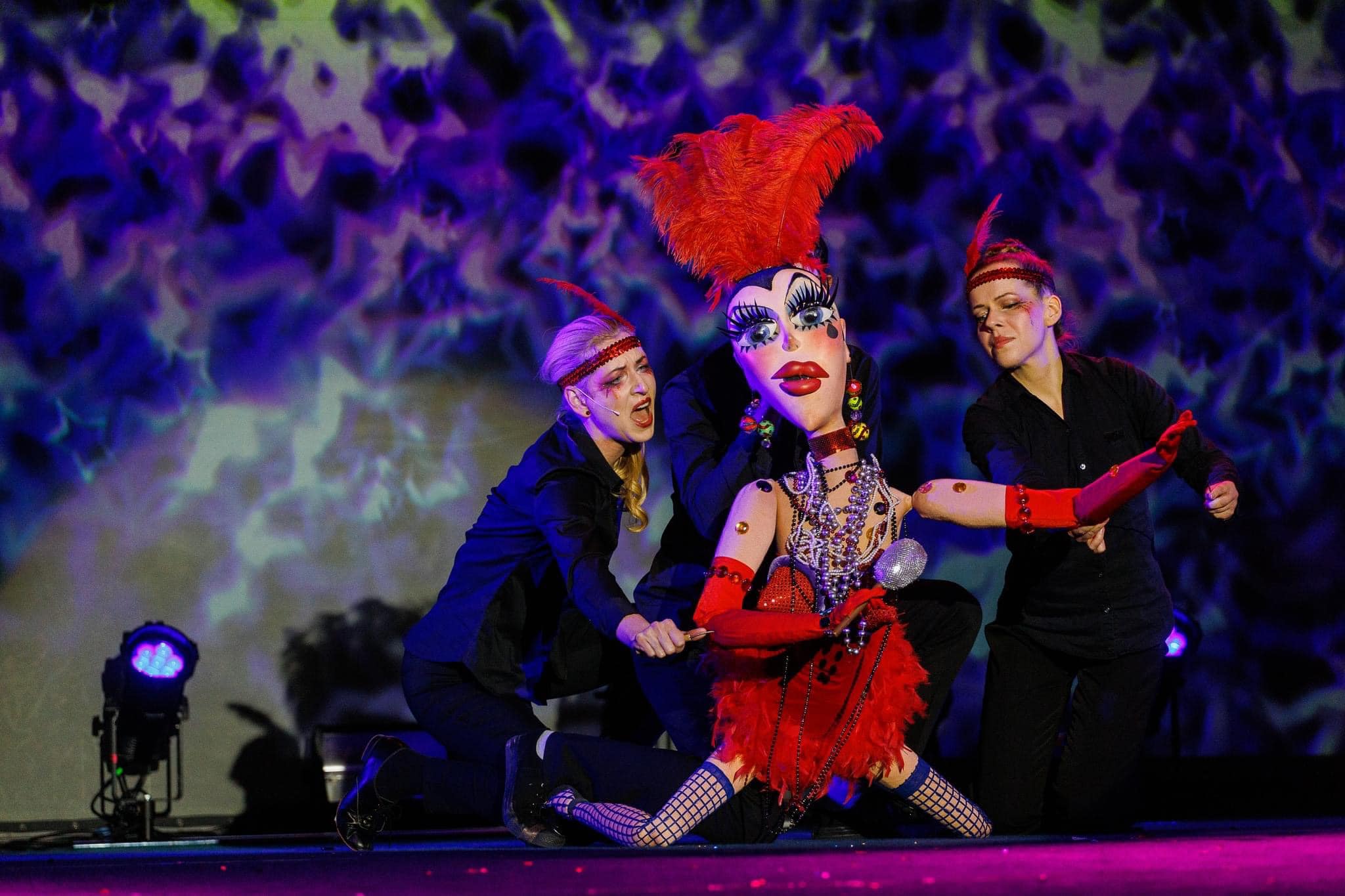 Skats no LLT izrādes "Bez morāles. Ar lellēm" (2022, rež. M. Eihe, E. Kaufelds, E. Niklasons, V. Blūzma) // Foto – Matīss Markovskis